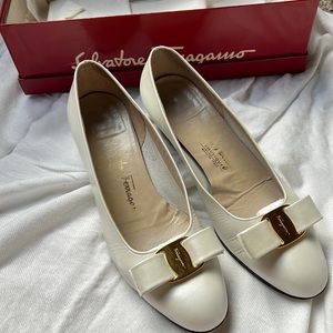Salvatore Ferragamo- Pearlized white pump with bow size 7